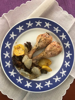 Una foto de Muslos de pollo al horno, con mezcla de especias para gyros, exprés