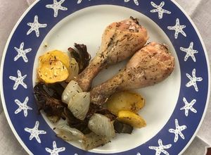 Una foto de Muslos de pollo al horno, con mezcla de especias para gyros, exprés