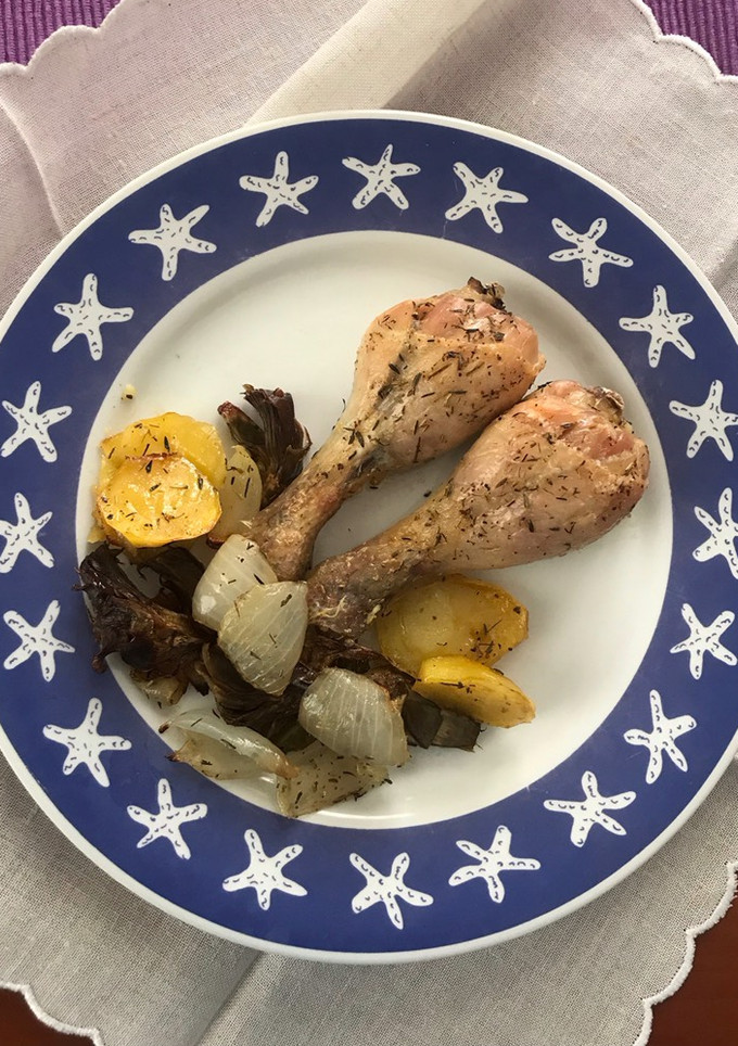 Una foto de Muslos de pollo al horno, con mezcla de especias para gyros, exprés
