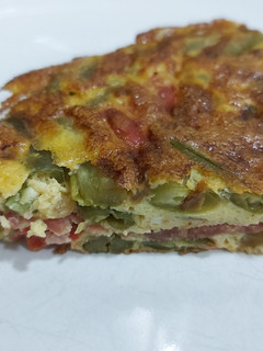 Una foto de Tortilla de judías verdes rellena de jamón