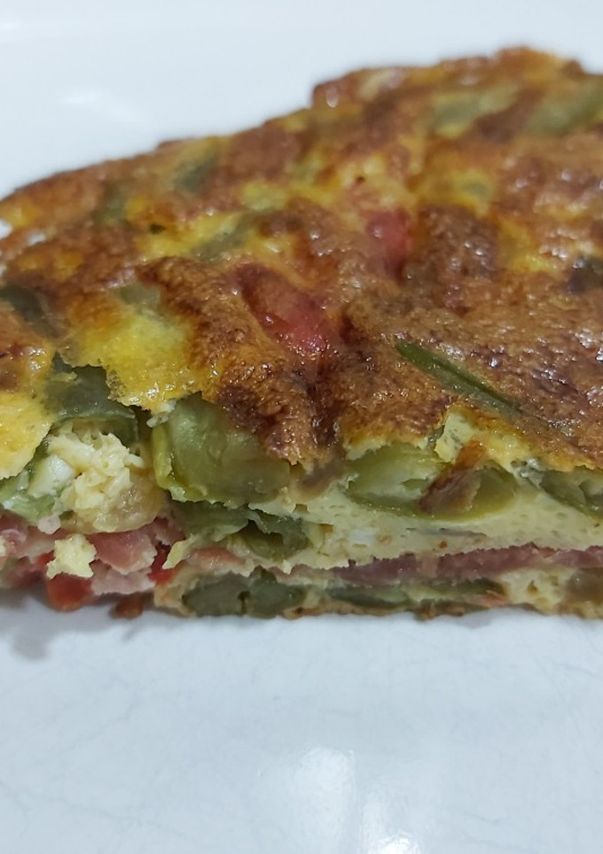 Una foto de Tortilla de judías verdes rellena de jamón