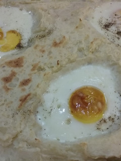 Una foto de Huevos asados en cama de puré de papas