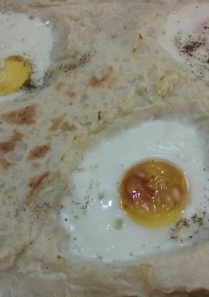 Una foto de Huevos asados en cama de puré de papas