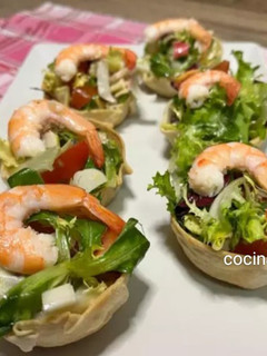 Una foto de Cestitas de ensalada de marisco