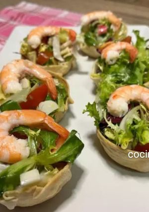 Una foto de Cestitas de ensalada de marisco