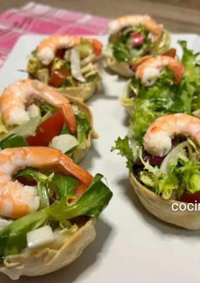 Una foto de Cestitas de ensalada de marisco