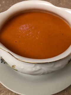 Una foto de Crema de tomate con finas hierbas
