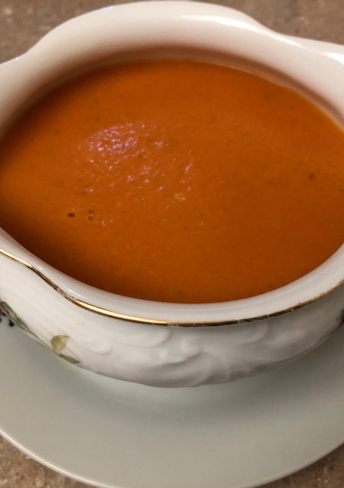 Una foto de Crema de tomate con finas hierbas