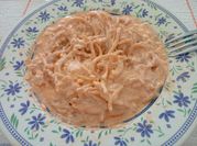 Una foto de espagueti con salsa de quesos