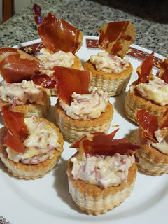 Una foto de Vol au vent de jamón