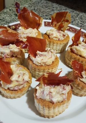 Una foto de Vol au vent de jamón