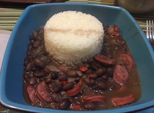 Una foto de •Porotos borrachos/arroz blanco)