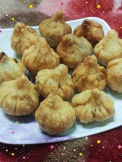 पारंपारिक तळणीचे मोदक (modak recipe in marathi) रेसिपी चे मुख्य फोटो