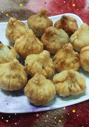 पारंपारिक तळणीचे मोदक (modak recipe in marathi) रेसिपी चे मुख्य फोटो 