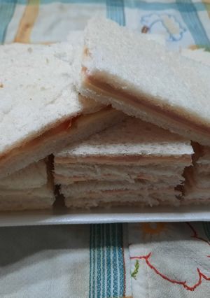 Una foto de Sandwichs de miga de jamón, queso y algo más