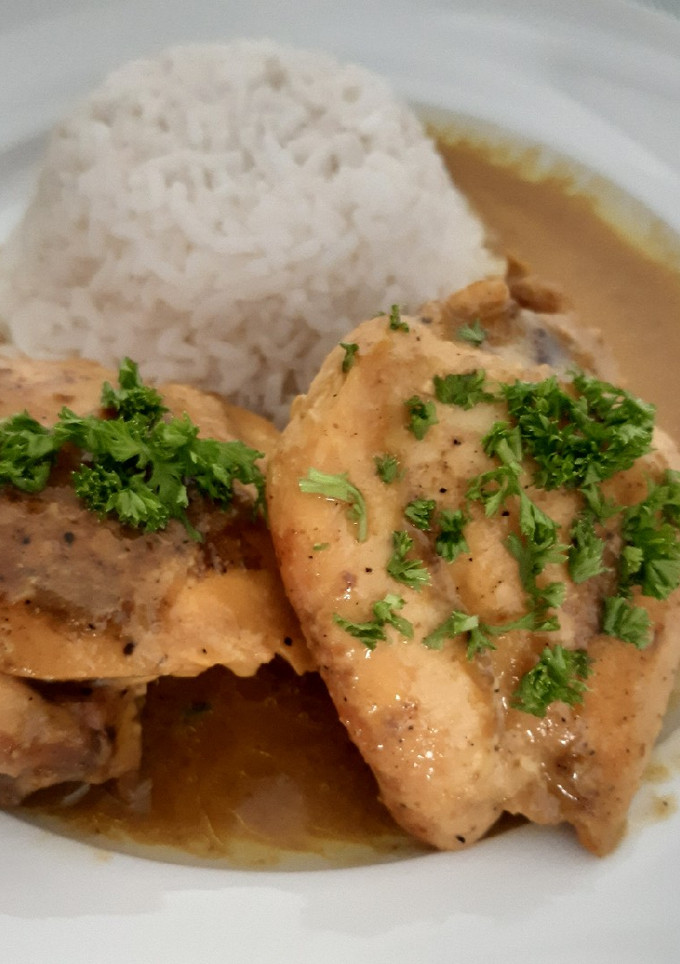 Una foto de Pollo al curry y leche de coco #menosde15