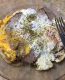Carne a la cacerola con huevos y cebolla