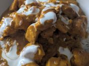 Una foto de salsa curry con nata
