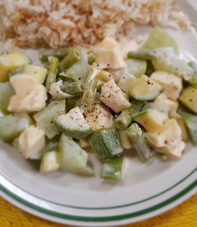 Una foto de Verduras con queso y crema