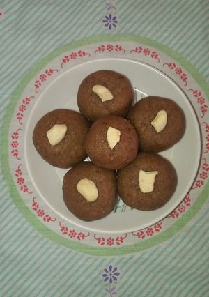 વધેલી રોટલી નો લાડુ (Leftover Rotli Ladoo Recipe In Gujarati) રેસીપી મુખ્ય ફોટો