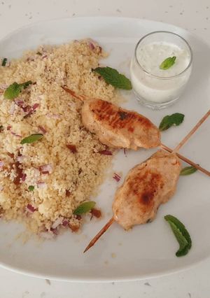Una foto de Koftas de pavo con salsa tzatziki