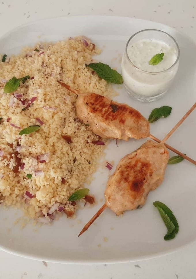 Una foto de Koftas de pavo con salsa tzatziki