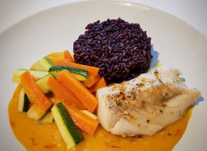 Foto di Filetto di merluzzo e verdure al vapore in salsa di zafferano