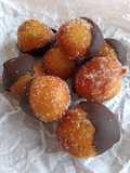 Buñuelos de l'Empordà rellenos de nata y cobertura de chocolate