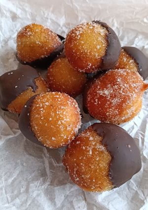 Foto principal de Buñuelos de l'Empordà rellenos de nata y cobertura de chocolate