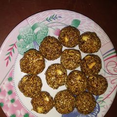 A picture of Til ke ladoo.