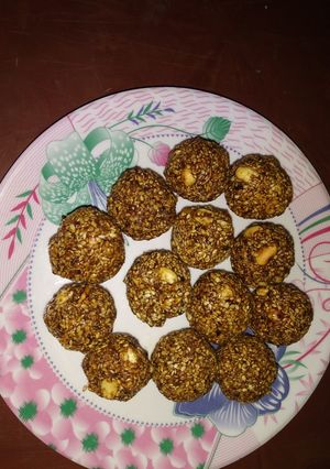 A picture of Til ke ladoo.