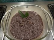 Una foto de frijoles negros con manteca