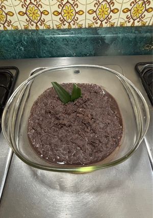 Una foto de *Epazote cocido con frijoles negros*