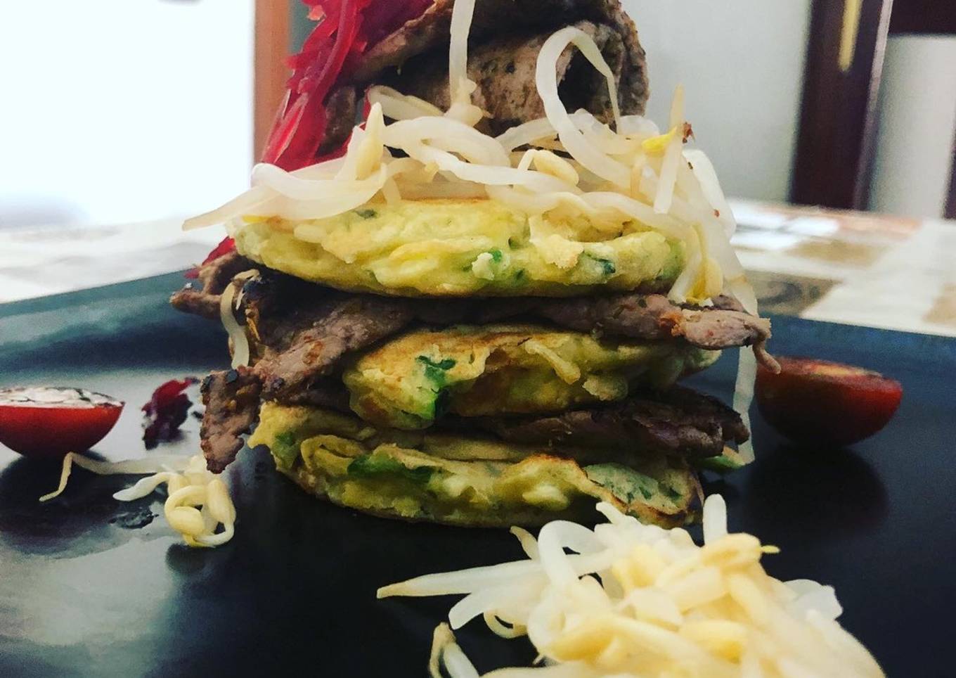 Montadito de tortitas de calabacín y filete de ternera