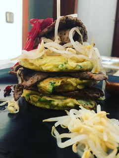 Una foto de Montadito de tortitas de calabacín y filete de ternera