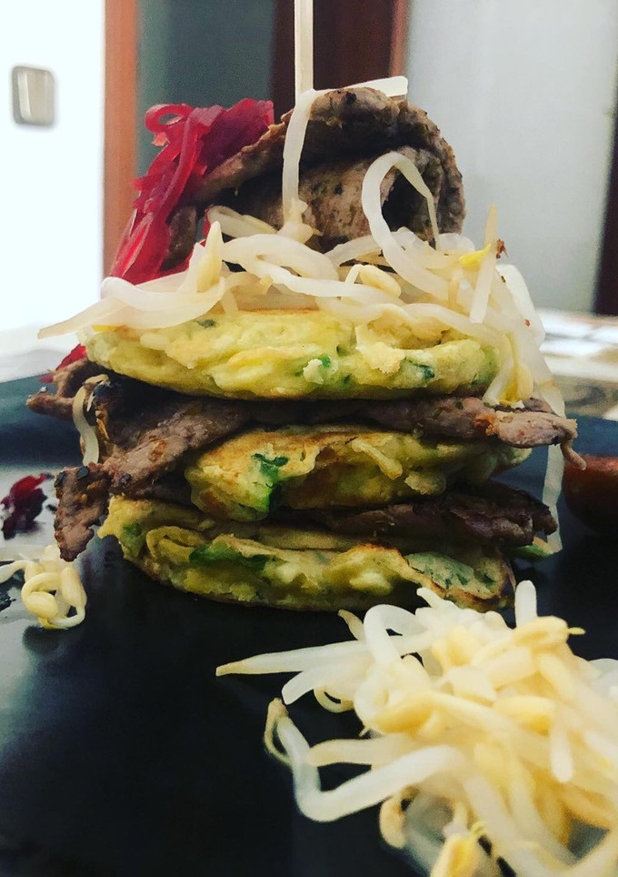 Una foto de Montadito de tortitas de calabacín y filete de ternera