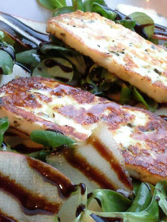 Una foto de Ensalada de canónigos con queso Halloumi