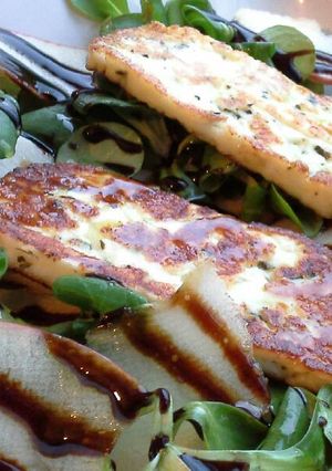 Una foto de Ensalada de canónigos con queso Halloumi