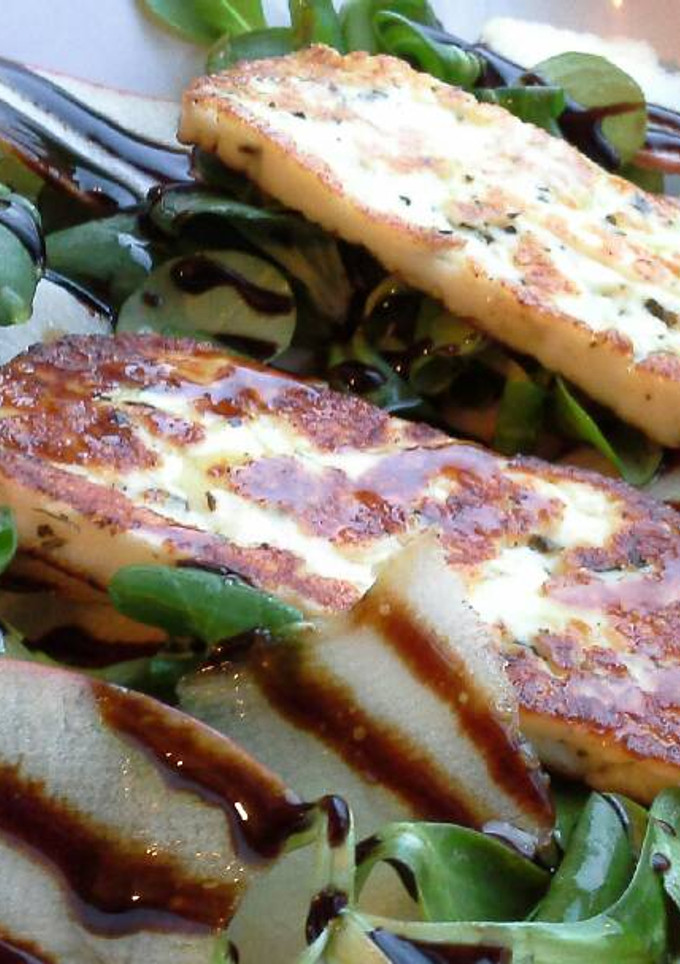 Una foto de Ensalada de canónigos con queso Halloumi