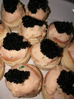 Una foto de Mini volovanes (o tartaletas) de surimi y langostino