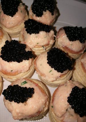 Una foto de Mini volovanes (o tartaletas) de surimi y langostino