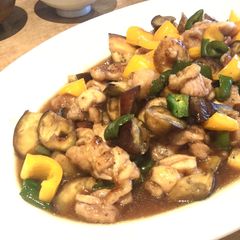 A picture of Fried vegetable and chicken with sour-sweet soy sauce.