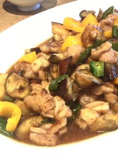 A picture of Fried vegetable and chicken with sour-sweet soy sauce.