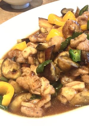 A picture of Fried vegetable and chicken with sour-sweet soy sauce.