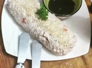 Una foto de tostadas con queso crema