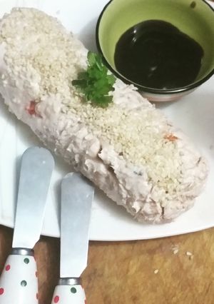 Una foto de Philadelphia roll con atún