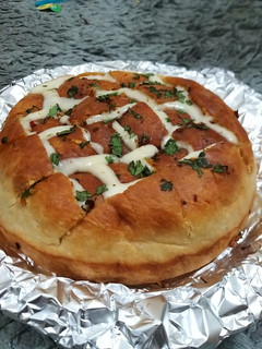 પુલ અપાર્ટ ચીઝ ગાર્લિક બ્રેડ (pull apart cheese garlic bread) રેસીપી મુખ્ય ફોટો