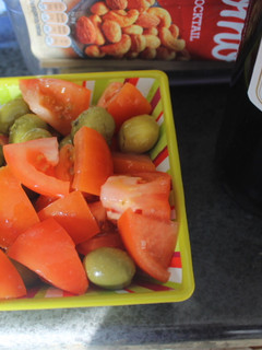 Una foto de Ensalada de aceitunas partidas y tomate