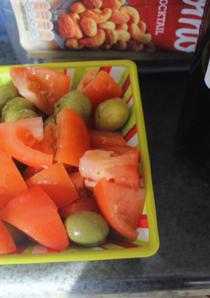 Una foto de Ensalada de aceitunas partidas y tomate