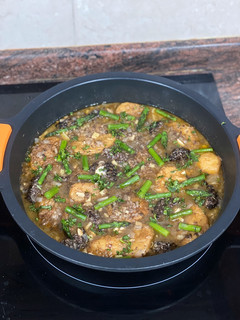 Una foto de Patatas a la importancia con morcilla de Burgos y salsa de jengibre, cerveza y limón con trigueros
